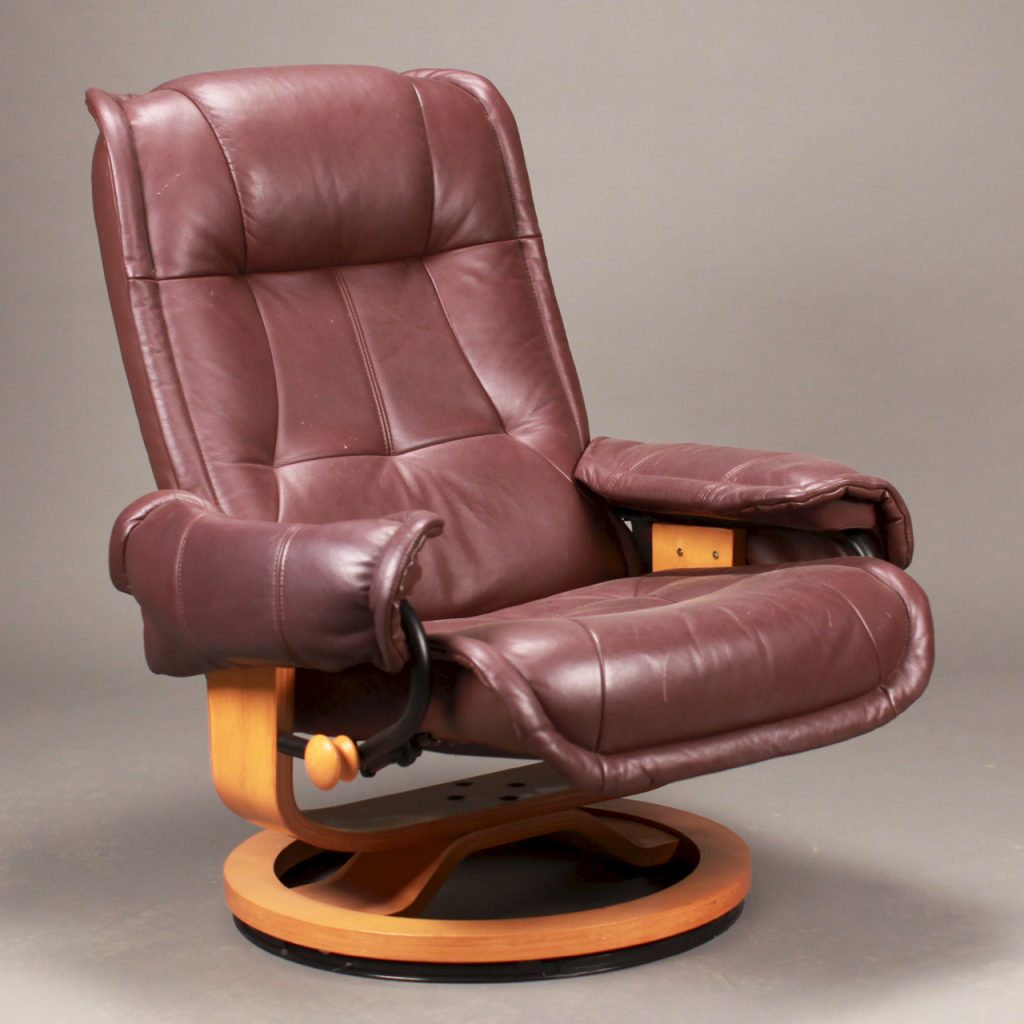 LOT 235 STRESSLESS STYLE LOUNGE CHAIR BY BENCHMASTER FURNITURE CO.