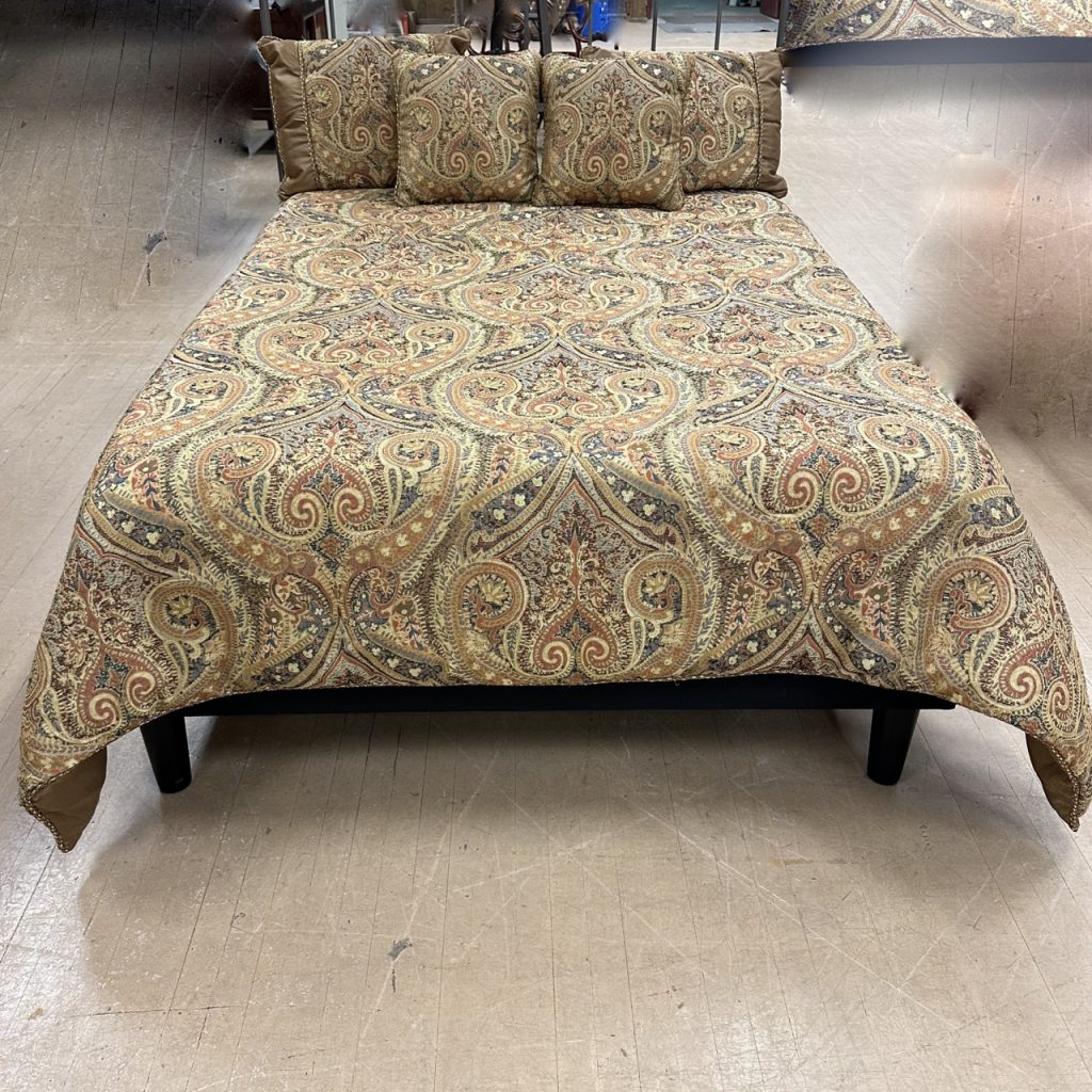 LOT 551 LEGGETT & PLATT QUEEN SIZE ADJUSTABLE BED WITH ANTIQUE STYLE METAL HEADBOARD, SERTA